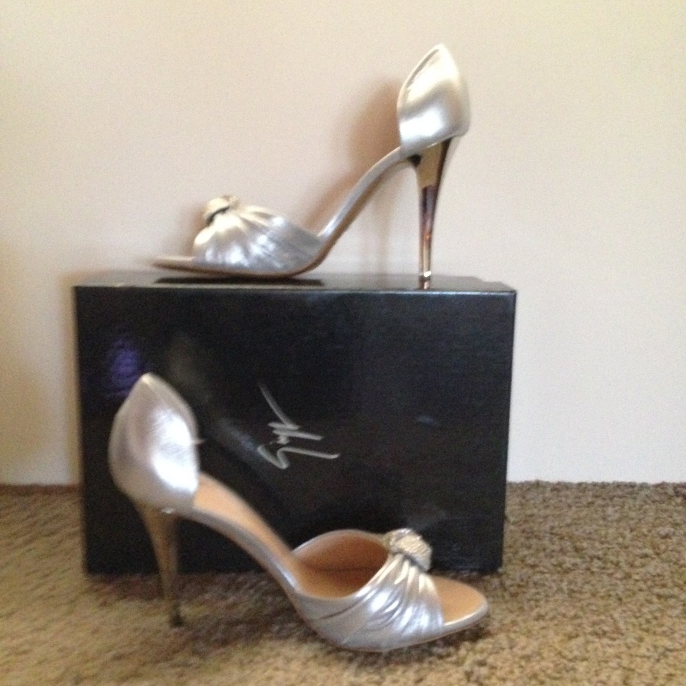 Giuseppe Zanotti Silver d'orsay Pump
